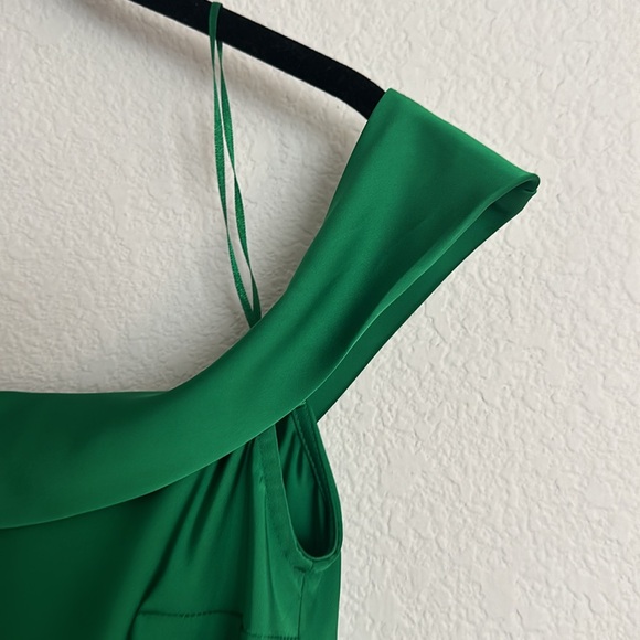 NWT ASTR THE LABEL Kelly Green one shoulder blouse S - Picture 5 of 9